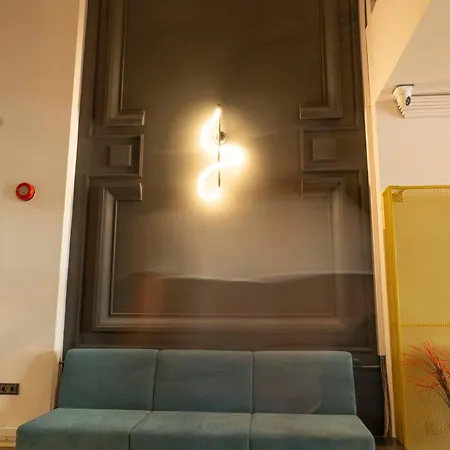 Maria Luisa By Introvert 소피아