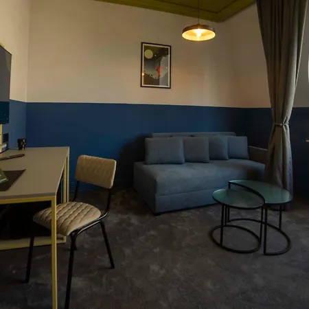 Maria Luisa By Introvert 소피아